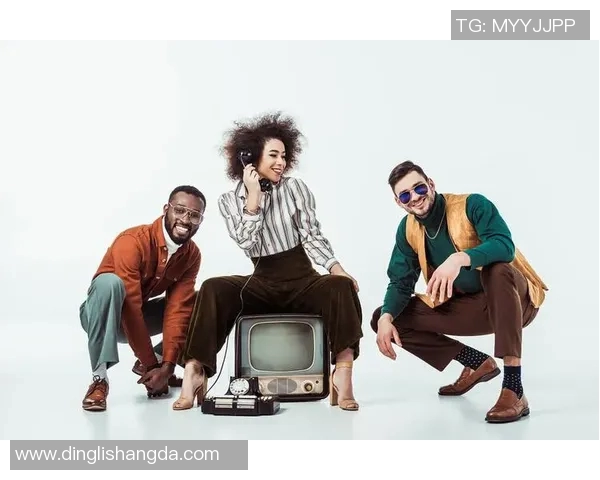 足球明星佩戴发箍的高清图片展示与时尚风格解析